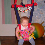Детки в прыгунках Mobilbaby